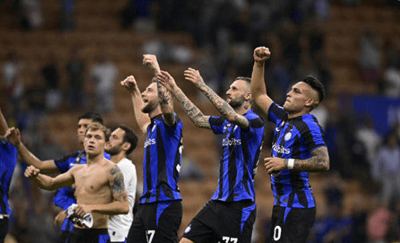 荣获马德里足协颁发的体育传奇奖，托雷斯晒图感谢马德里足协（托雷斯获颁马德里足协体育传奇奖，晒图致谢）