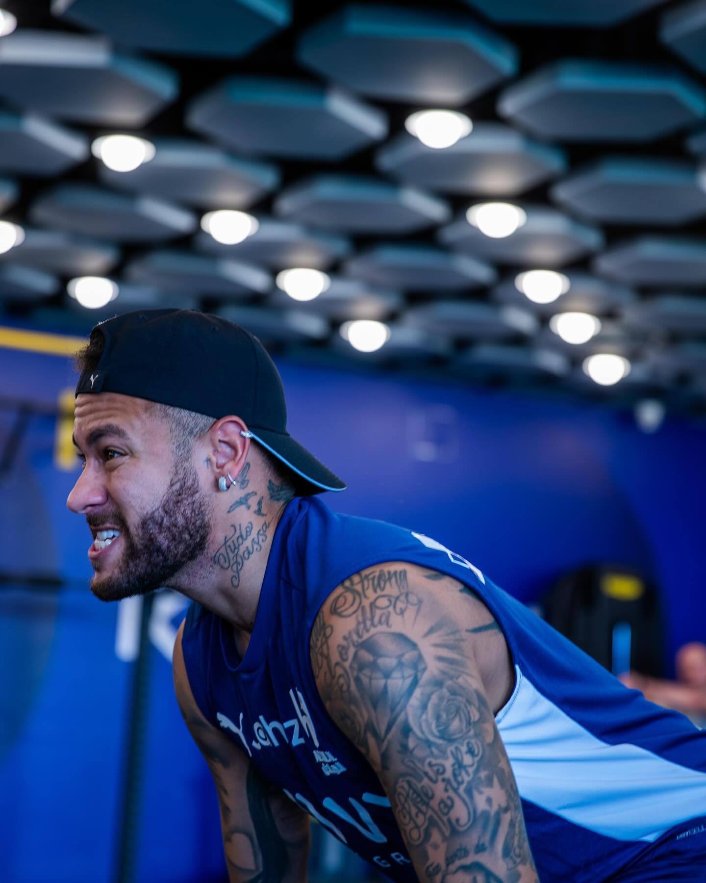 邮报：明年世界杯上下半场中段设强制补水时间，每次三分钟（邮报：明年世界杯每半场中段将设3分钟强制饮水暂停）