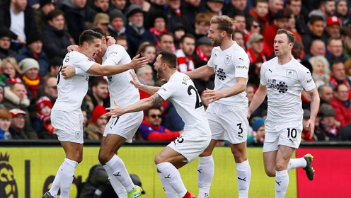 西甲前瞻：被巴萨反超后皇马必须获胜，赫罗纳历史对阵4连败（西甲前瞻：皇马被巴萨反超急需三分，赫罗纳交锋史四连败）