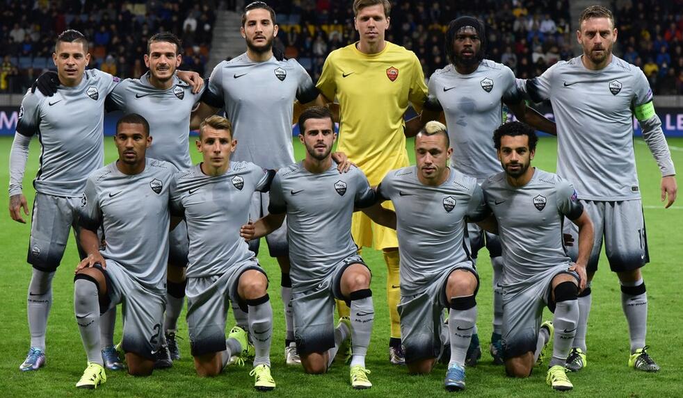 国米赛中年轻球员崛起，老将挣扎，球队面临转型与平衡挑战。（国米新人崛起、老将乏力，球队步入转型与平衡大考）