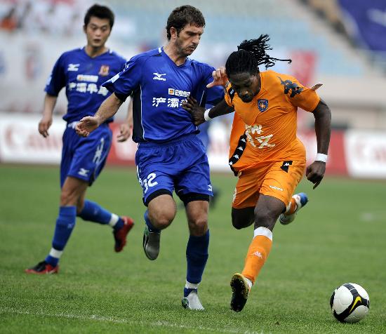 47岁苏提达率泰国队入场，穿西装系领带气宇轩昂，“艳压”欧拉弄（47岁苏提达领衔泰国队亮相，西装配领带气度不凡，风头盖过欧拉弄）