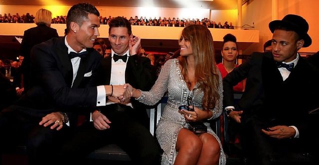 足球是朋友、梦想与人生的瞬间🔴⚫️⚽️（绿茵承载友谊与梦想，定格人生每一瞬🔴⚫️⚽️）